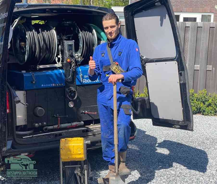 Een tevreden monteur met opgestoken duim naast de bestelbus, slim ingrijpen bespaart kosten bij een verstopte afvoer in Doetinchem