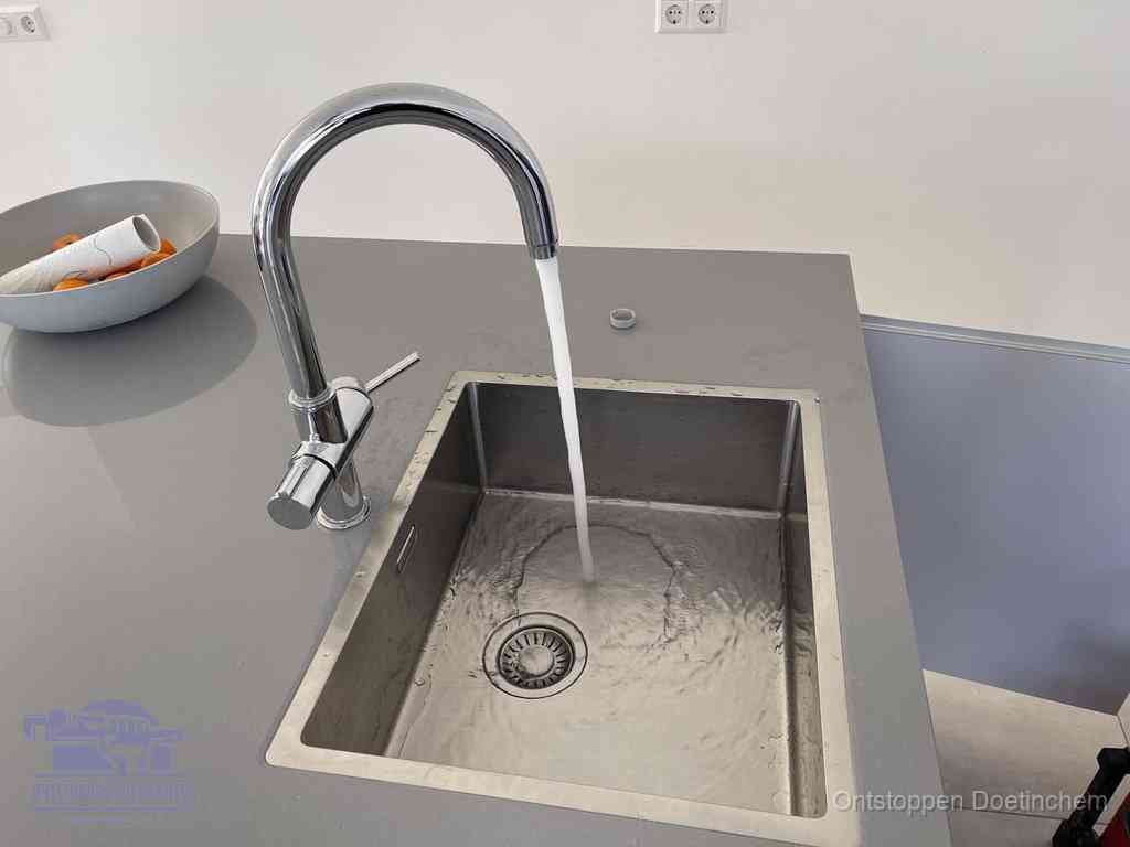 Een vrij doorstromende rvs spoelbak waar het water moeiteloos wegloopt, het resultaat van slim onderhoud dat geld bespaart in Doetinchem