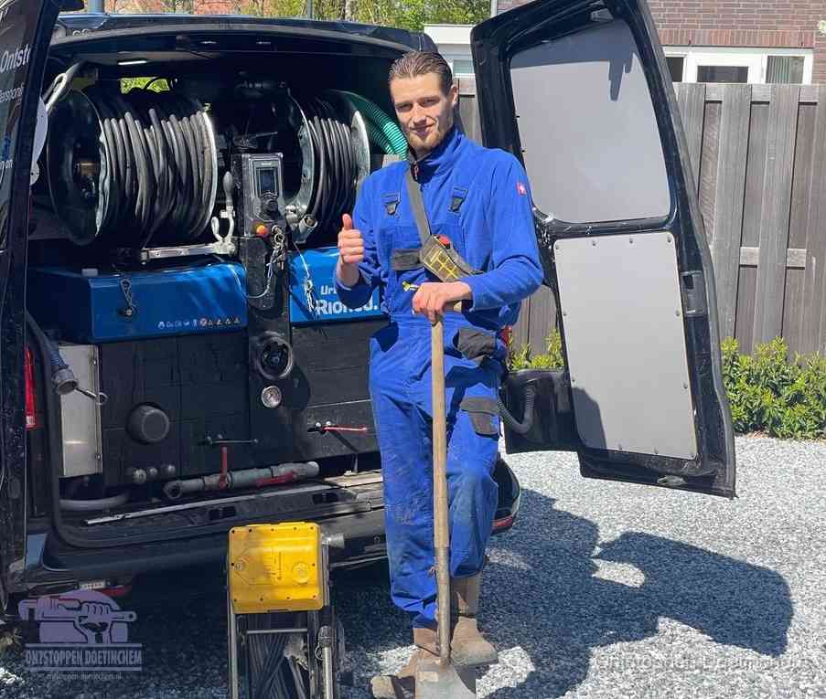 Een tevreden monteur met opgestoken duim na een geslaagde klus, slim ingrijpen bespaart kosten bij een verstopte wc in Doetinchem
