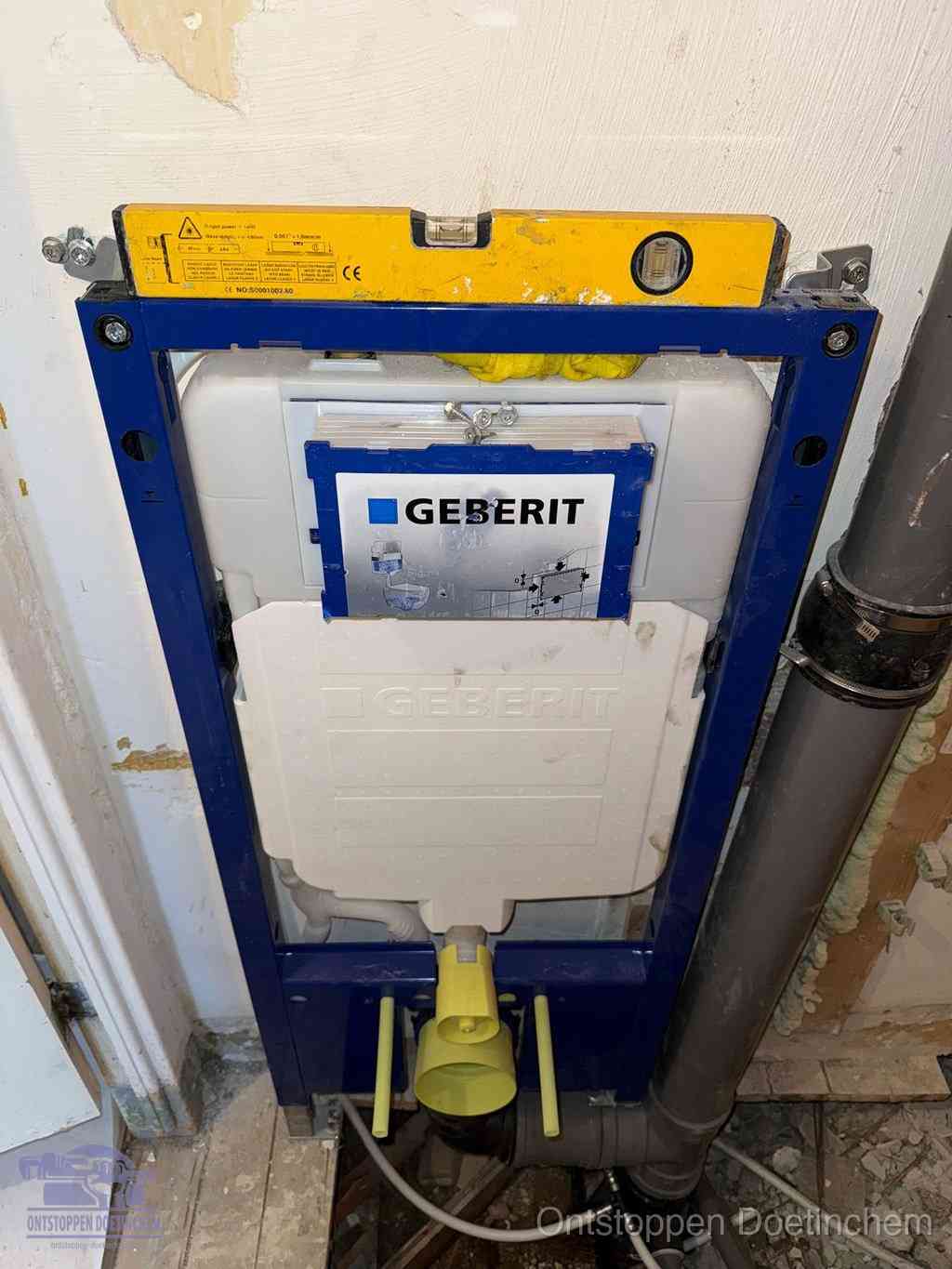 Een Geberit inbouwreservoir met frame voor een hangtoilet tegen de wand, met de afvoerbocht naar de vloer, kenmerkend voor een verstopt hangtoilet in Doetinchem