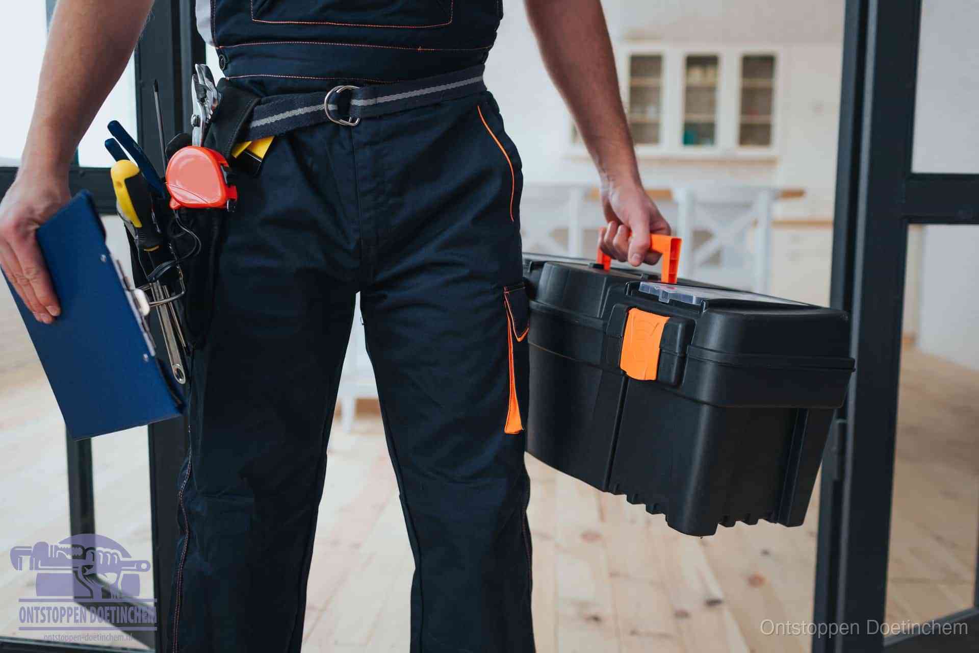 Een monteur met gereedschapsriem en klembord, klaar om een transparante prijs voor het wc ontstoppen in Doetinchem te geven