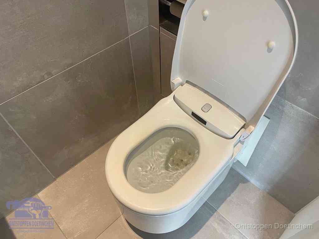 Een toiletpot vol troebel water met drijvend papier en restanten, de meest voorkomende oorzaak van een verstopte wc in Doetinchem