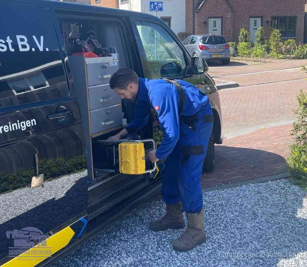 Een monteur pakt apparatuur uit de bedrijfsbus voor service aan huis, het moment om een professional in te schakelen in Doetinchem