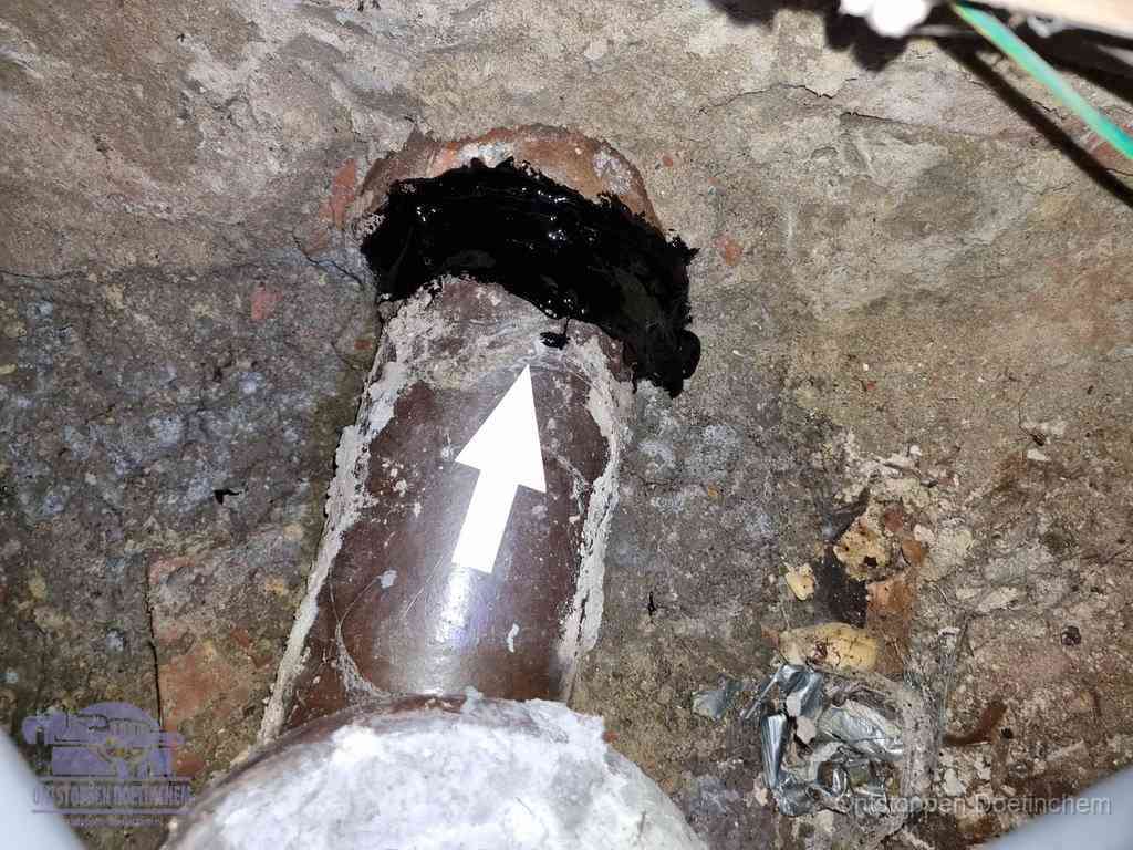 Een oude gres rioolbuis met een beschadigde koppeling onder de vloer, oorzaak van terugkerende structurele wc-problemen in Doetinchem