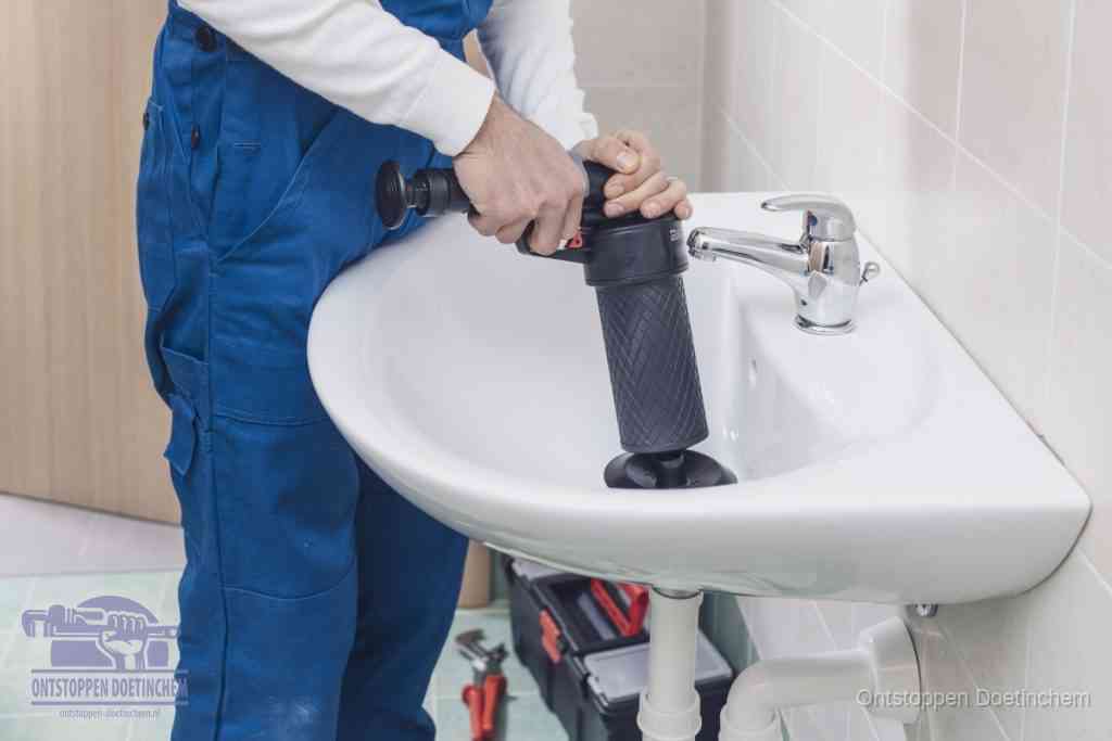 Een te ruwe doe-het-zelf poging met een handmatige perslucht-ontstopper op een sanitair-afvoer, een van de veelgemaakte fouten bij wc ontstoppen in Doetinchem