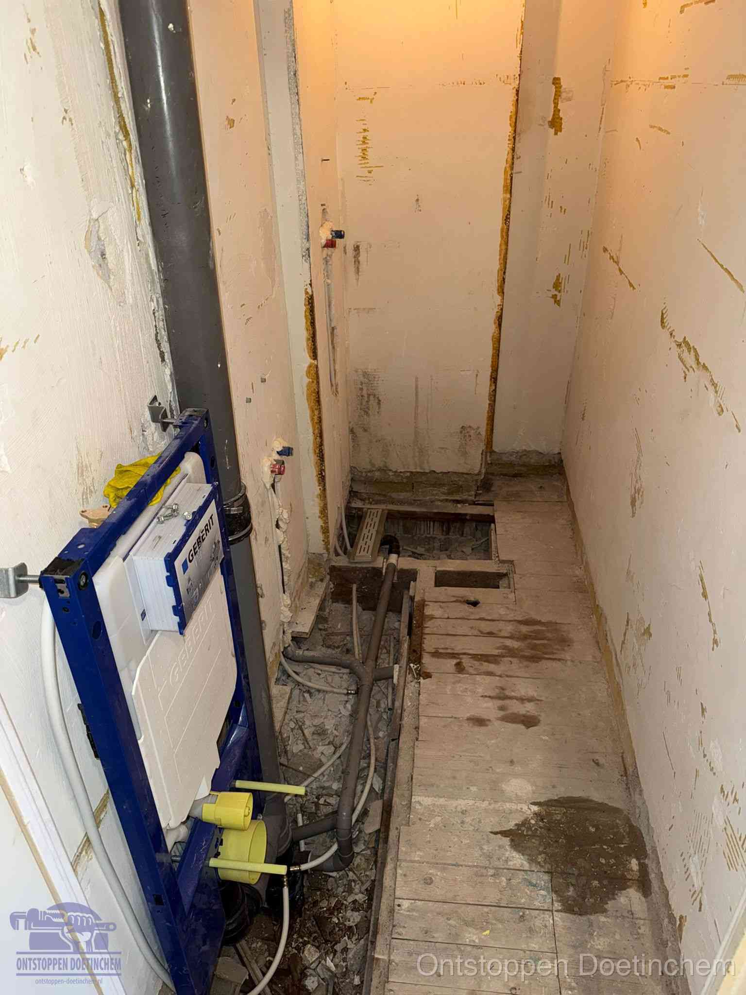 Een opgebroken toiletruimte tijdens renovatie met een Geberit inbouwreservoir en blootliggende oude afvoerleidingen, typisch voor oudere woningen in Doetinchem